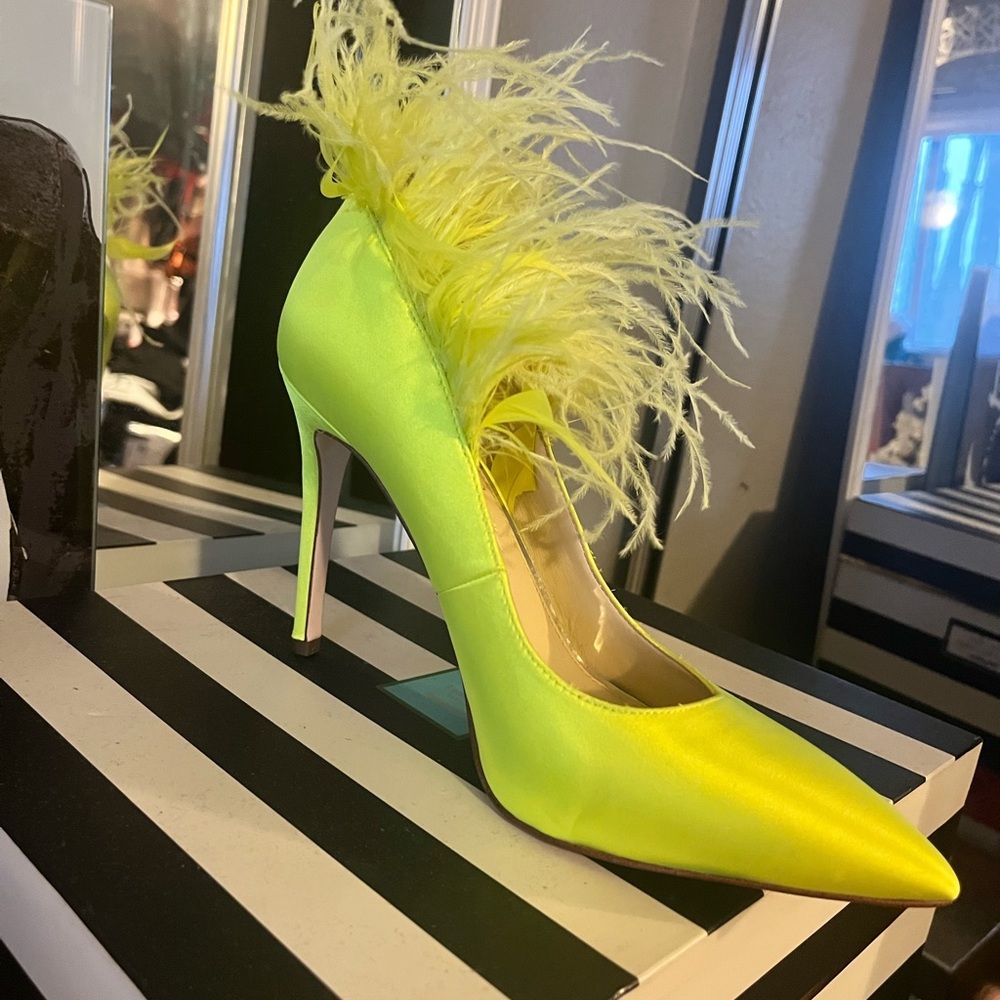 Highlighter yellow feathered Fun 80’s club heels!!